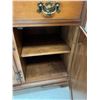 Image 3 : "Vilas" Made in Canada China Cabinet