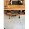 Image 4 : 1910 Singer Sewing Machine and Cabinet