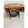 Image 9 : 1910 Singer Sewing Machine and Cabinet
