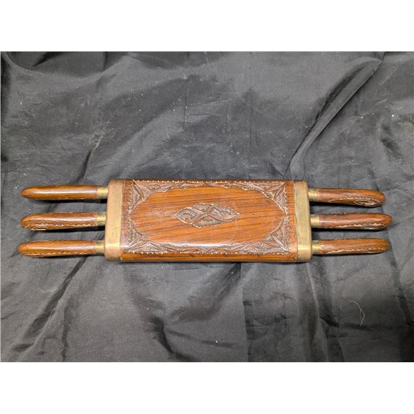 Set of Steak Knives in wooden Carved Case (wood Good Condition)