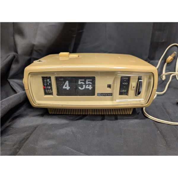 Power Operated Vintage Radio Model :6CA-T45P (Still works)