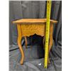 Image 2 : Oak Table (19"x14"x14")