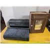 Image 1 : 2 mail boxes and metal medicine cabinet - 1 mail box plastic, 1 metal