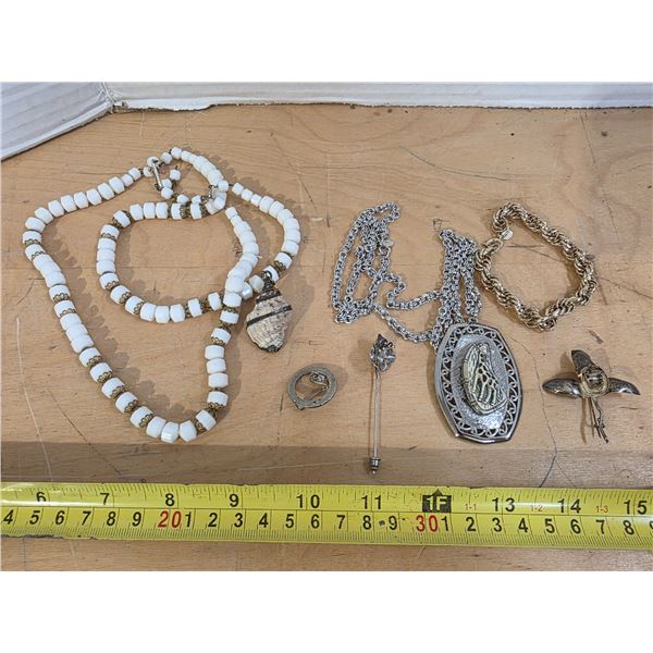 Lot of misc jewelery