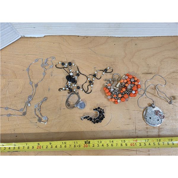 Lot of misc jewelery