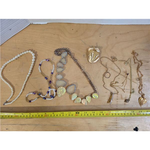 Lot of misc jewelery