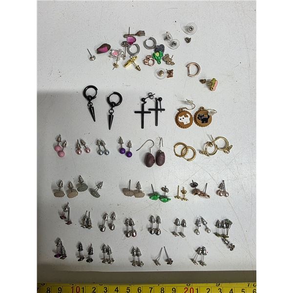 Lpot of various earrings