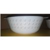 Image 2 : 2 Patterned Pyrex covered bowls
