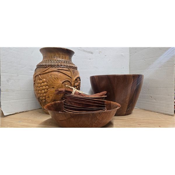 Wooden salad bowls and vase