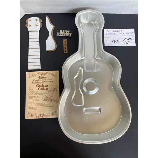 1977 Wilton guitar cake mold