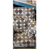 Image 2 : ACCENT CHAIR WITH MATCHING THROW PILLOWS