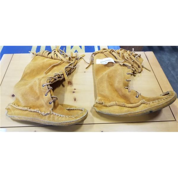 PAIR OF LEATHER MOCCASIN BOOTS