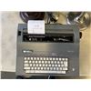 Image 2 : VINTAGE SMITH CORONA TYPEWRITER AND 2 TABLE LAMPS