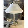 Image 3 : VINTAGE SMITH CORONA TYPEWRITER AND 2 TABLE LAMPS