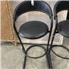 Image 2 : 2 BLACK BAR STOOLS