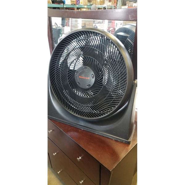 BLACK HONEYWELL TURBO FORCE TABLE FAN WORKING