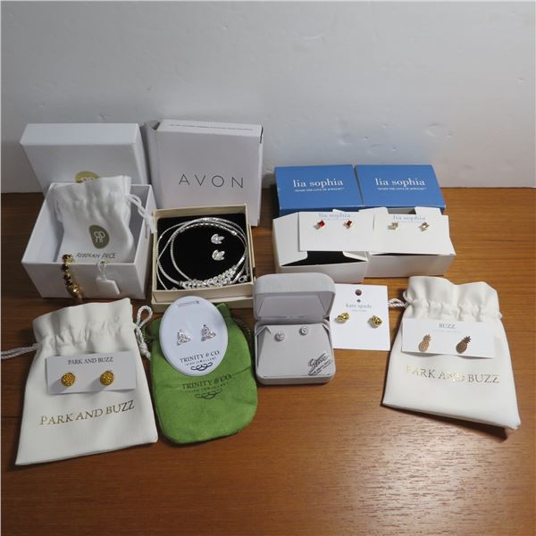 Lot of 9 NEW in package jewelery items.  Great for gifts!