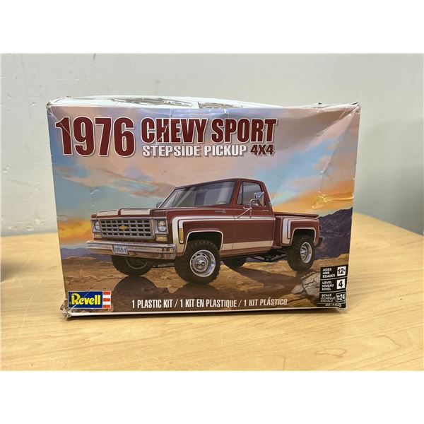 1976 Chevy Sport Stepside Pickup 4X4 Model Kit - open box, see all photos