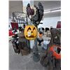 Image 1 : Halloween Lighted Vulture Holding Pumpkin