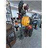 Image 2 : Halloween Lighted Vulture Holding Pumpkin