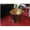 Image 2 : 2 End Tables 22'' x 27'' & 22'' x 27'' x 23'' 