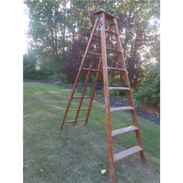 Wood Step Ladder 7 1/2ft 