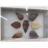 Image 2 : 7 Vintage First Nations Stone Arrowheads in Case Excellent Condition 