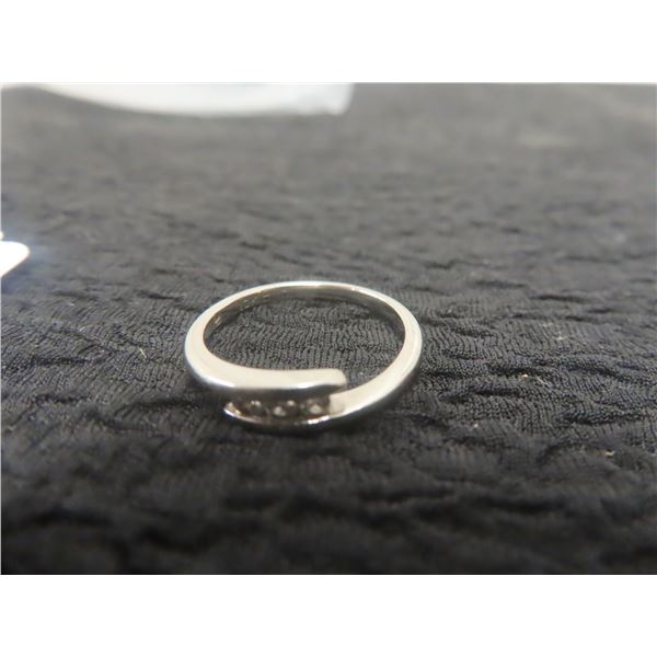 10Kt White Gold + Diamond Size 6 1/2 1.8gr.