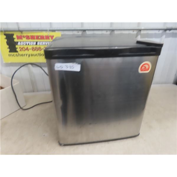 Bar Fridge Igloo 19"x18"x18"
