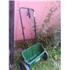Image 1 : Scott's 1000 Lawn Fertilizer Broadcaster +