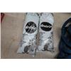 Image 2 : 2 Garden Hoses, 2 pkgs 15-30-15 Plant Food and 4 Plant Hangers