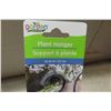 Image 7 : 2 Garden Hoses, 2 pkgs 15-30-15 Plant Food and 4 Plant Hangers