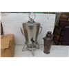 Image 7 : 19 Cordial 2 oz Glasses, 12 Decantors 500ml, Coffee Dispenser 