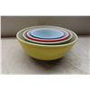 Image 5 : 4 Primary Coloured Pyrex Mixing Bowels