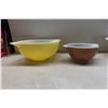 Image 3 : 3 Pyrex Mixing Bowls and 4 Anchor Amber Coffee Mugs with Mug Tree