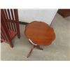 Image 5 : 2 Stands (1) 30'' x 12'' x 12'' & (1) 20'' H x 13'' Diam. 