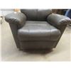 Image 4 : Leather/Leather Style Reclining Chair 