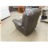 Image 5 : Leather/Leather Style Reclining Chair 