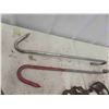 Image 5 : 2 Meat Hooks, 2 Victor Leg Traps, Wood Goose Decoy 