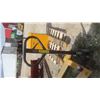 Image 2 : Cat 5500lb Pallet Jack 