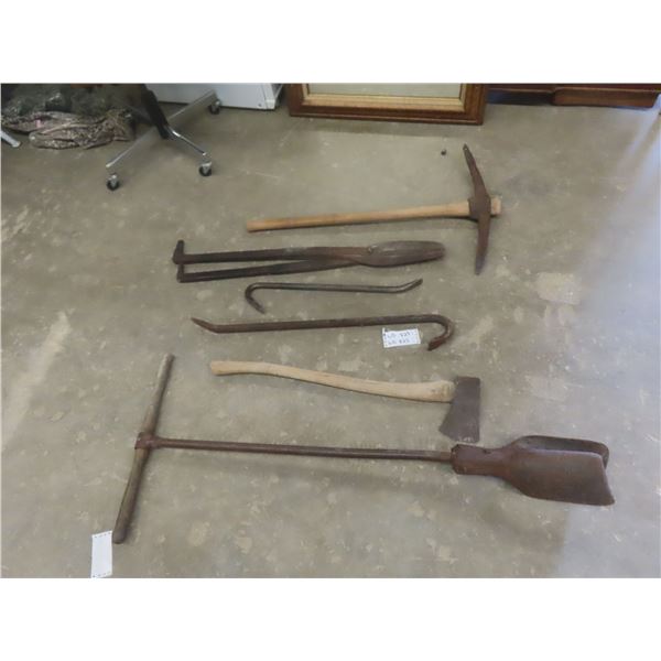 6x Hand Tools, Post Hole Digger, Axe, 2 Wrecking Bars, Pliers, Snips 