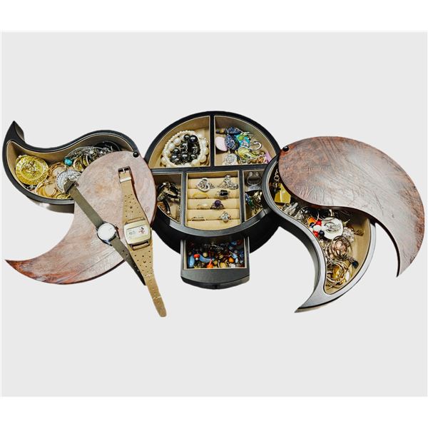 VINTAGE JEWELRY BOX MICKEY WATCH JEWELRY ETC