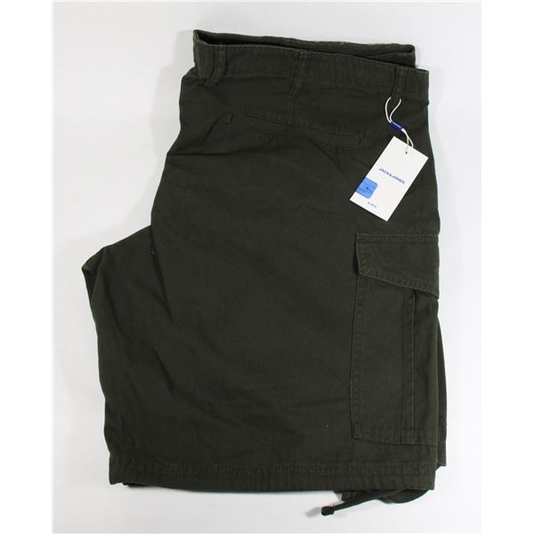 BRAND NEW WITH TAGS MENS GREEN SHORTS SIZE 46 100%