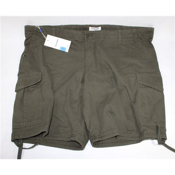 BRAND NEW WITH TAGS MENS GREEN SHORTS SIZE 44 100%
