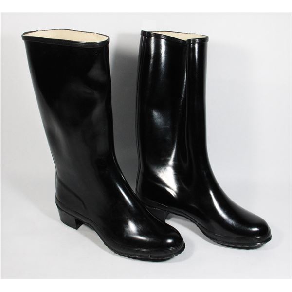 RUBBER BOOTS, DONT SEE A SIZE, APPROX 7