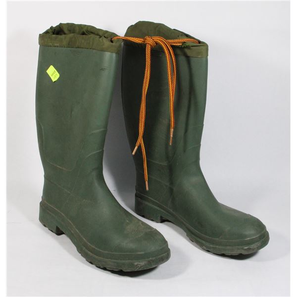 SIZE 9 MADE IN USA GREEN RUBBER BOOTS