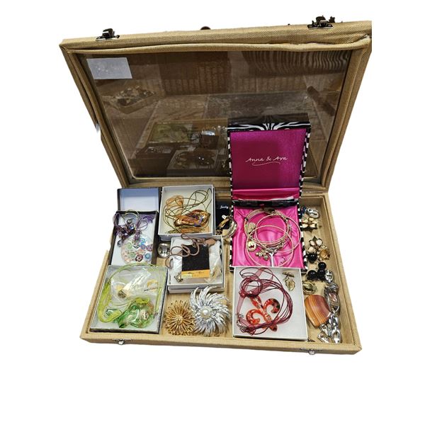 VINTAGE AND NEWER JEWELRY BROOCHES