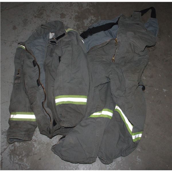 LARGE SAFETY JACKET AND OVERALLS
