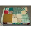 Image 2 : VINTAGE HOME-MADE QUILT 60"X77"