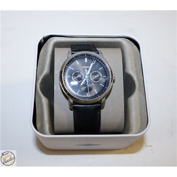 FOSSIL WATCH IN CASE SMALL SCRATCHING ON FACE